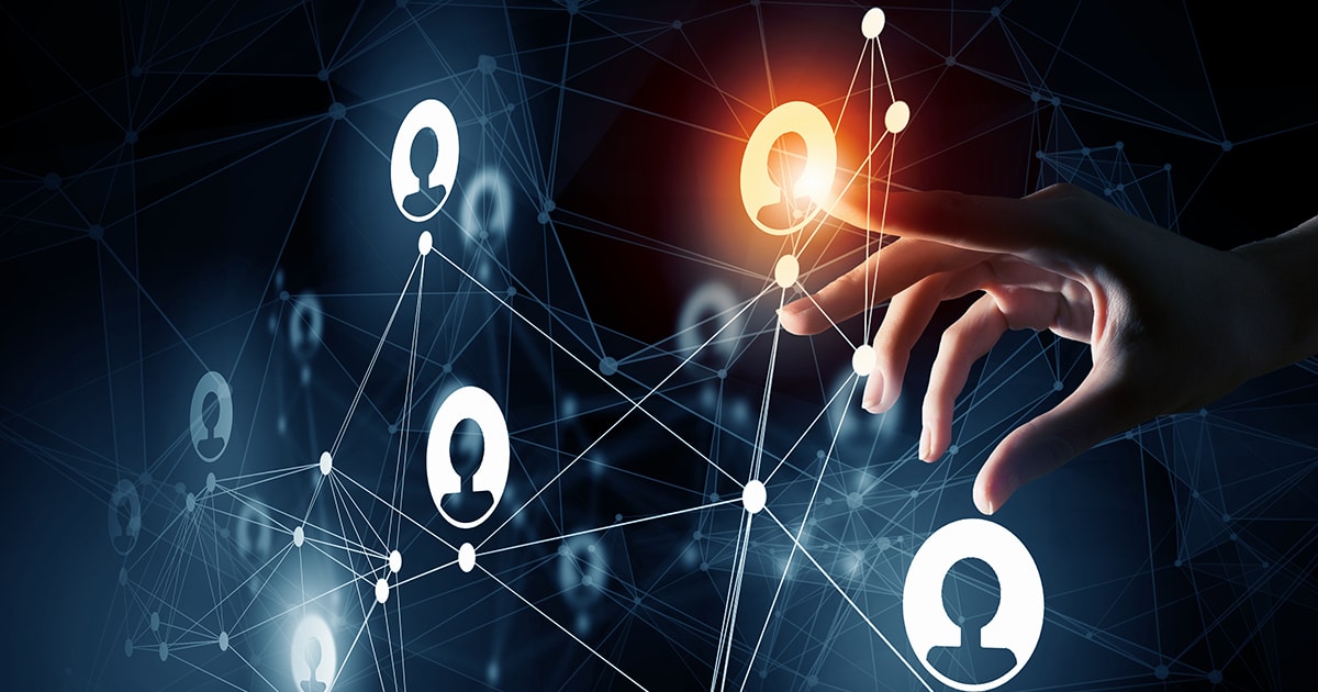 Человек охранник в форме обеспечивает безопасность и безопасное пространство.